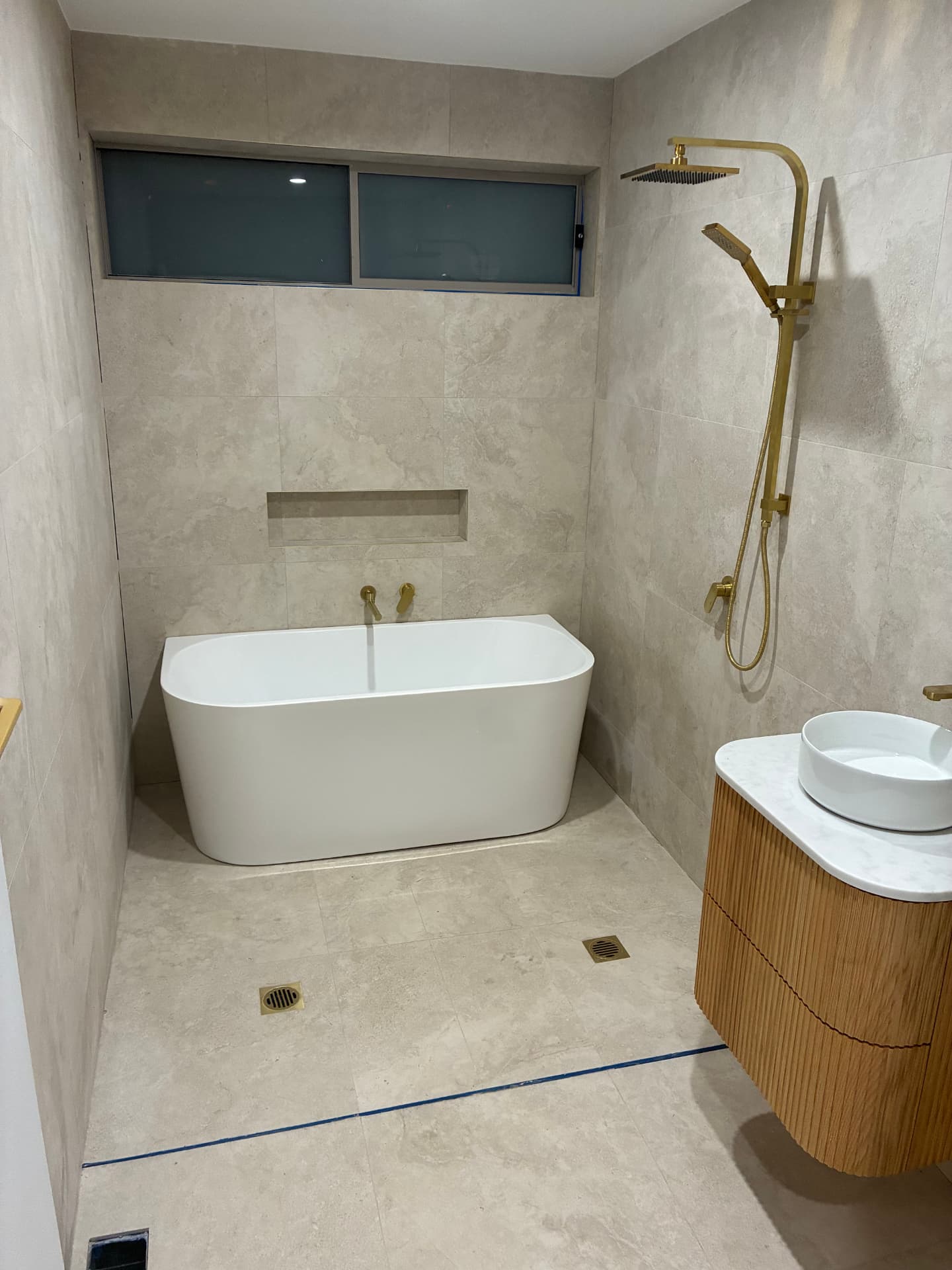 Freestanding bath